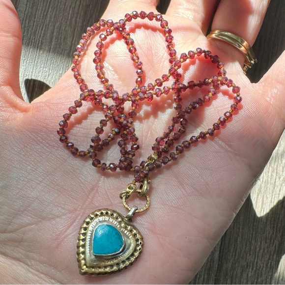 Handmade hand knotted garnet necklace with little stone heart charm - Picture 3 of 15